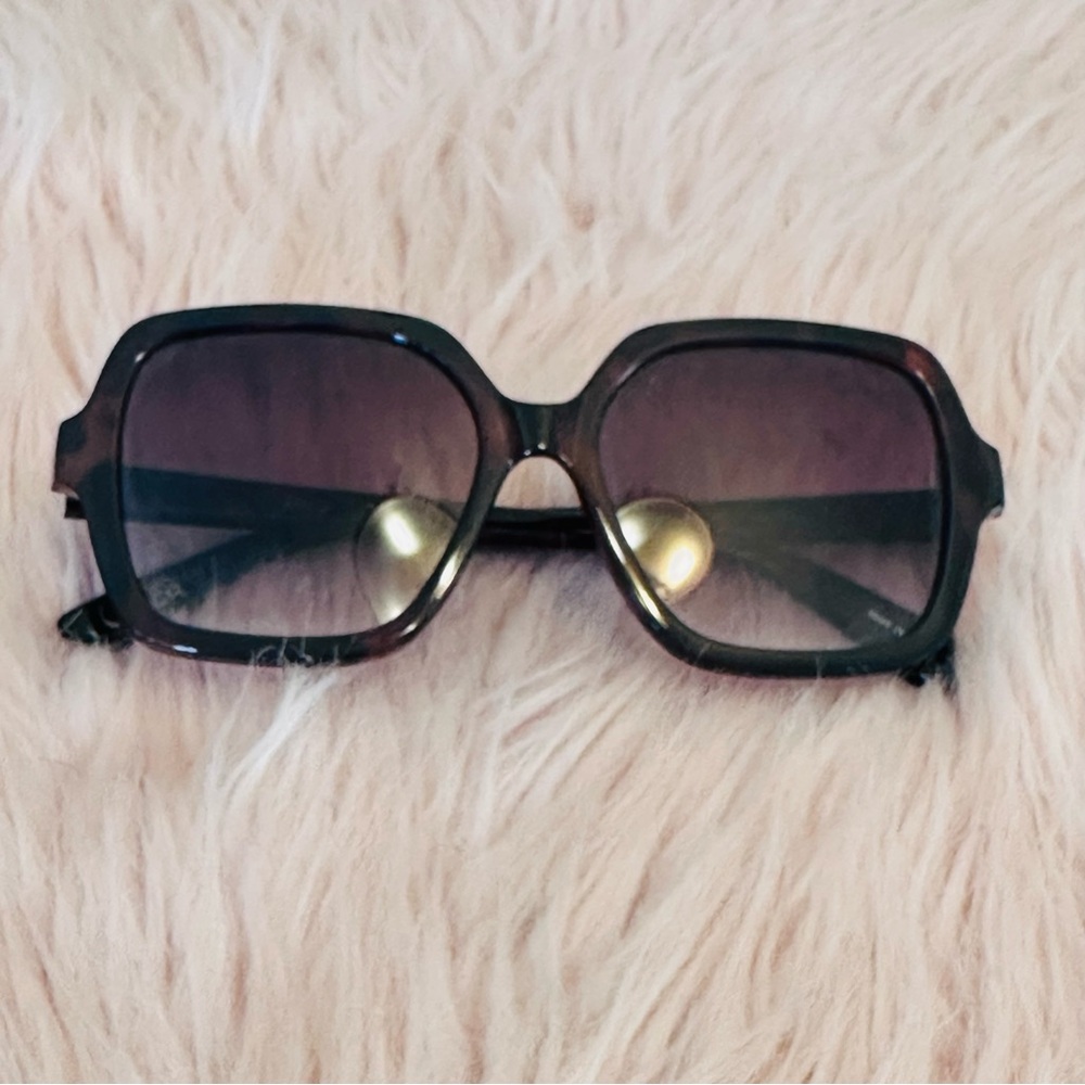Elegant Tortoise Shell Sunglasses